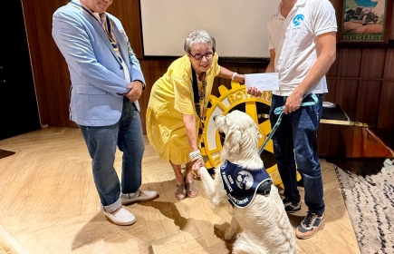 Remise du chèque à Yohan Lary représentant l'association Handi'-Chiens